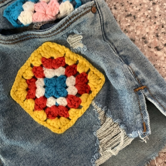 Blank NYC jean shorts w/crocheted accents. Front/back pockets. Zipper size 14 - Picture 4 of 12